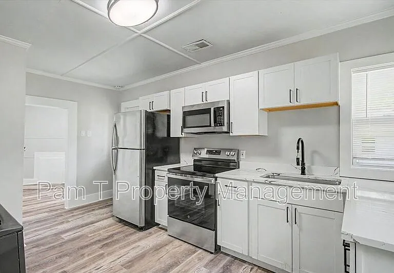 16 Helmken St — Photo 11