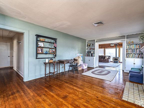 4th image of 608 E Parkway St