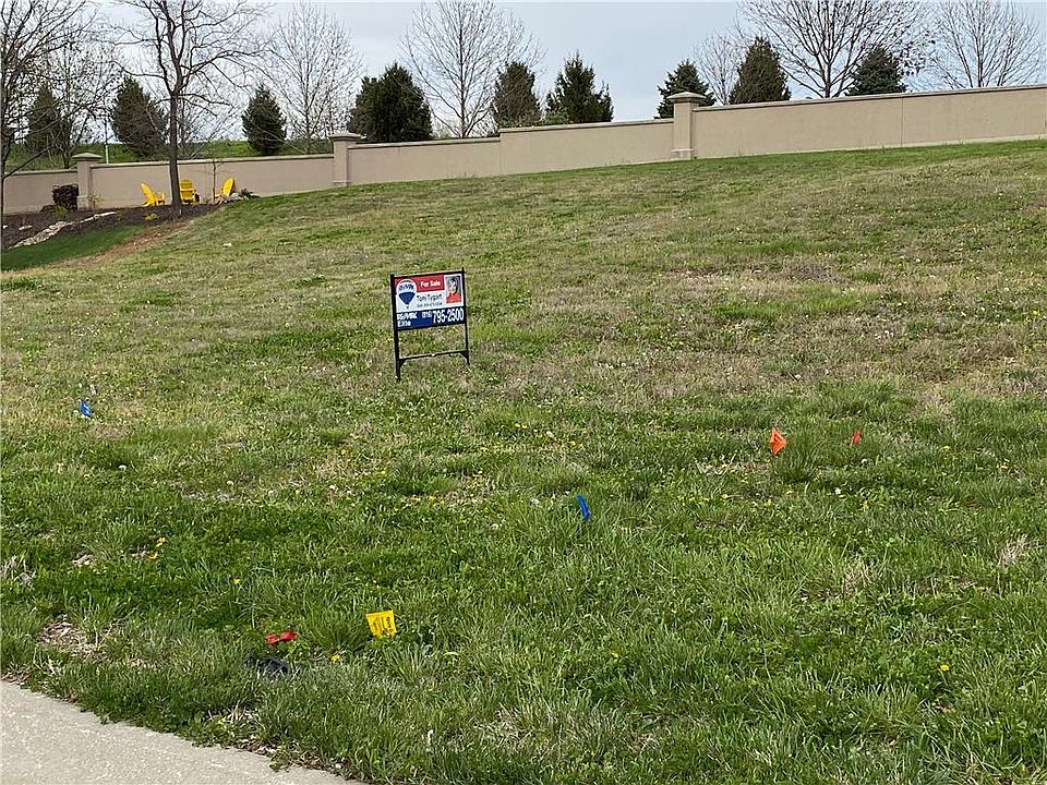 1st image of 828 NE Del Lago Ct