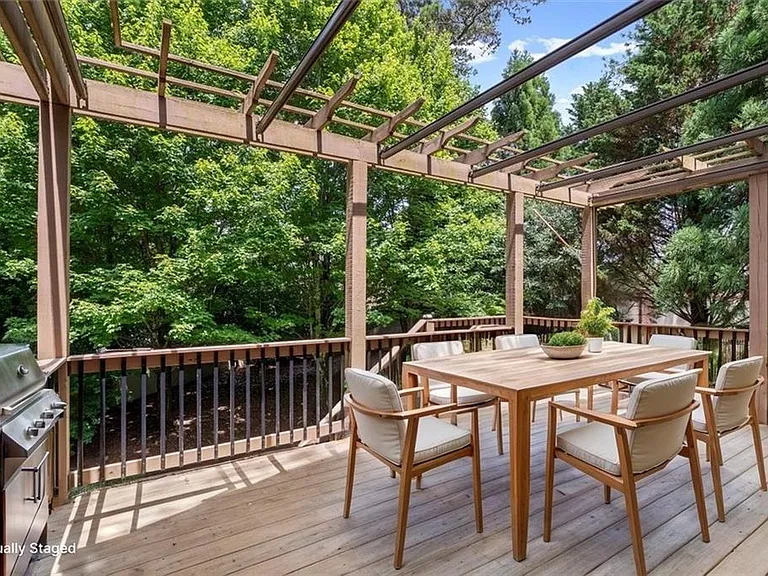 350 Wembley Cir — Photo 29