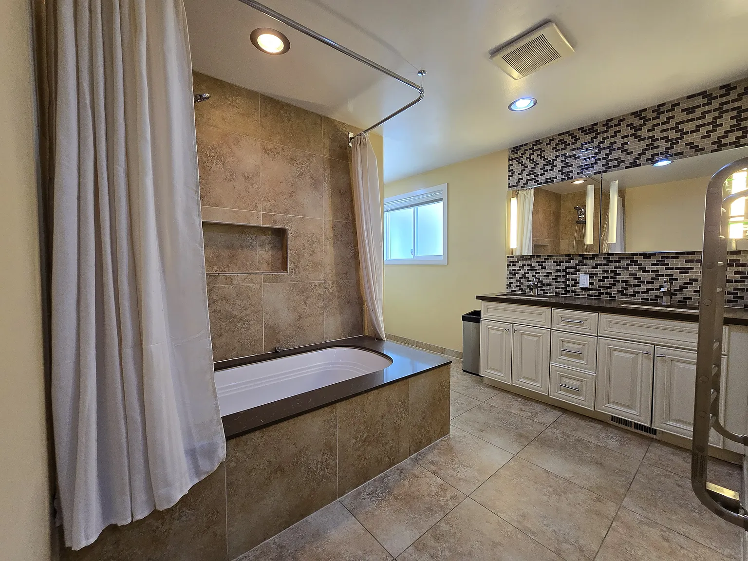 4 bed, 3.0 bath, 2400 sqft, $4,800 — Photo 4