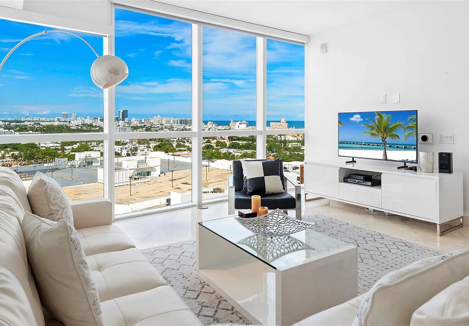 Icon Condo — Photo 2