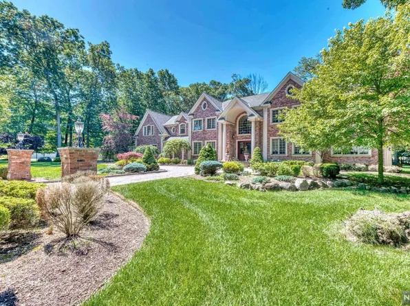 896 Apache Rd, Franklin Lakes, NJ 07417