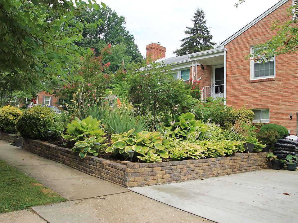 2nd image of 400 Hinsdale Ln
