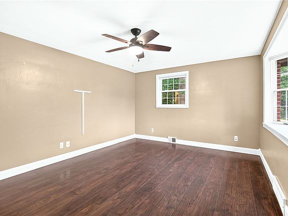 4th image of 4702 S Woodland Cir