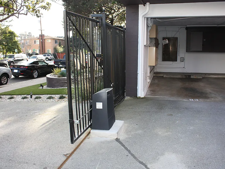 Park Laurel Apartments — Photo 5