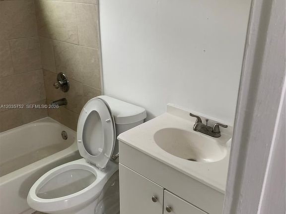 5th image of 1851 NE 168th St APT B10