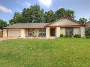 506 E Fairway Dr S, Broken Arrow, OK 74011