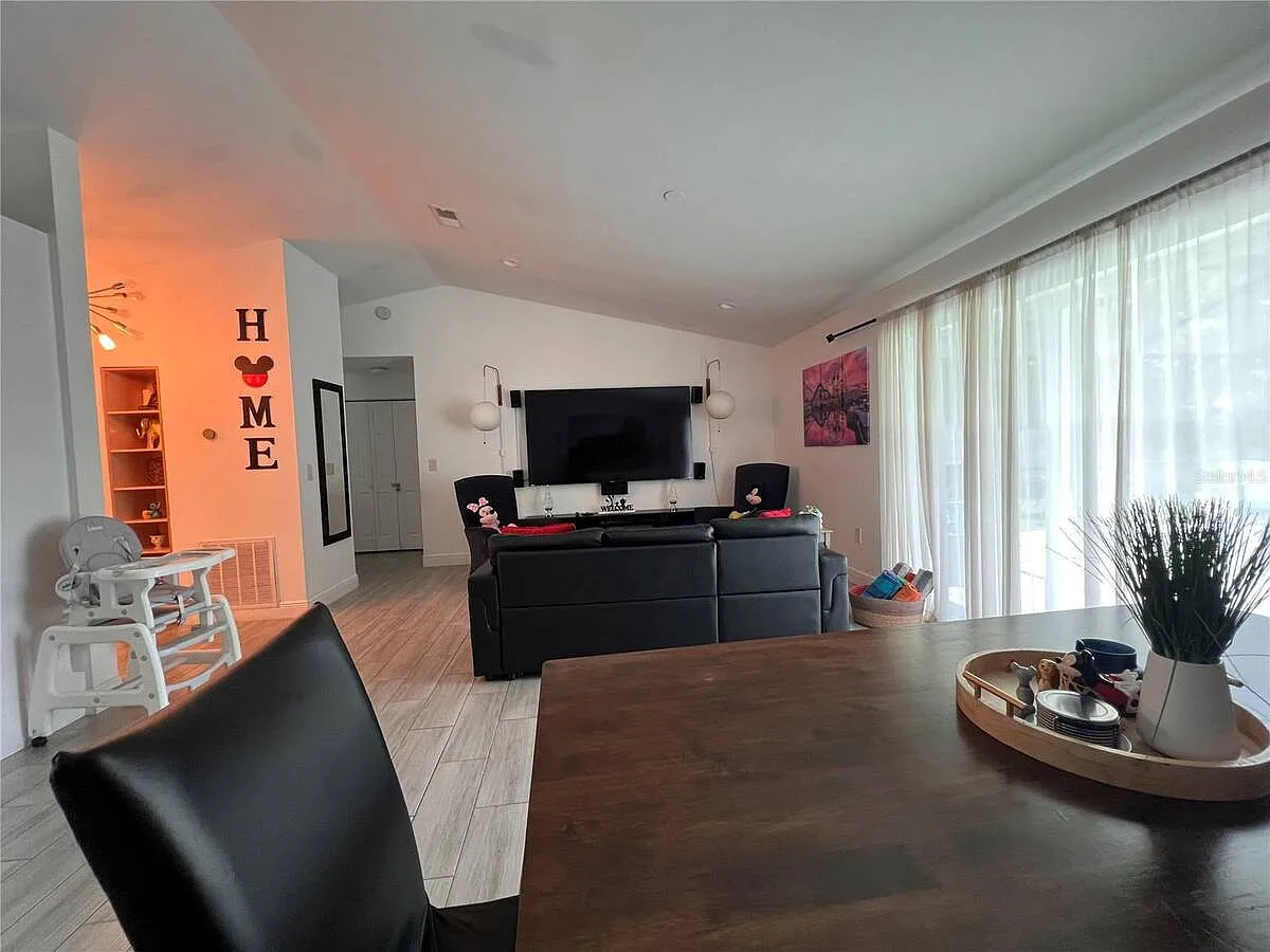 3 bed, 2.0 bath, 1170 sqft, $2,400 — Photo 4