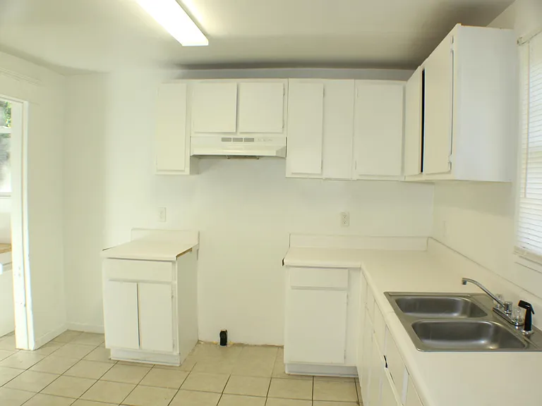1073 Hillyer Ave — Photo 5