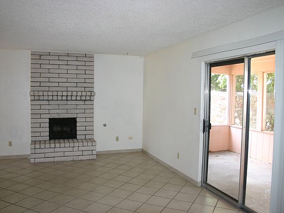 Living Room/Screened Porch