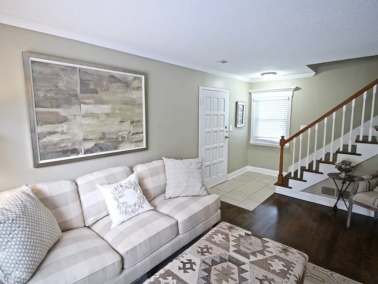 Plaza La Belle Apartments — Photo 15