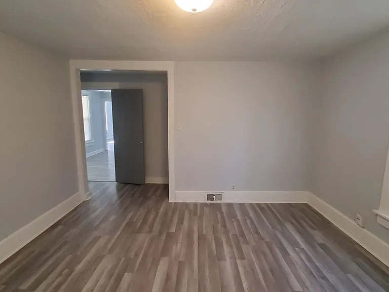 2204 Saint Clair St — Photo 6