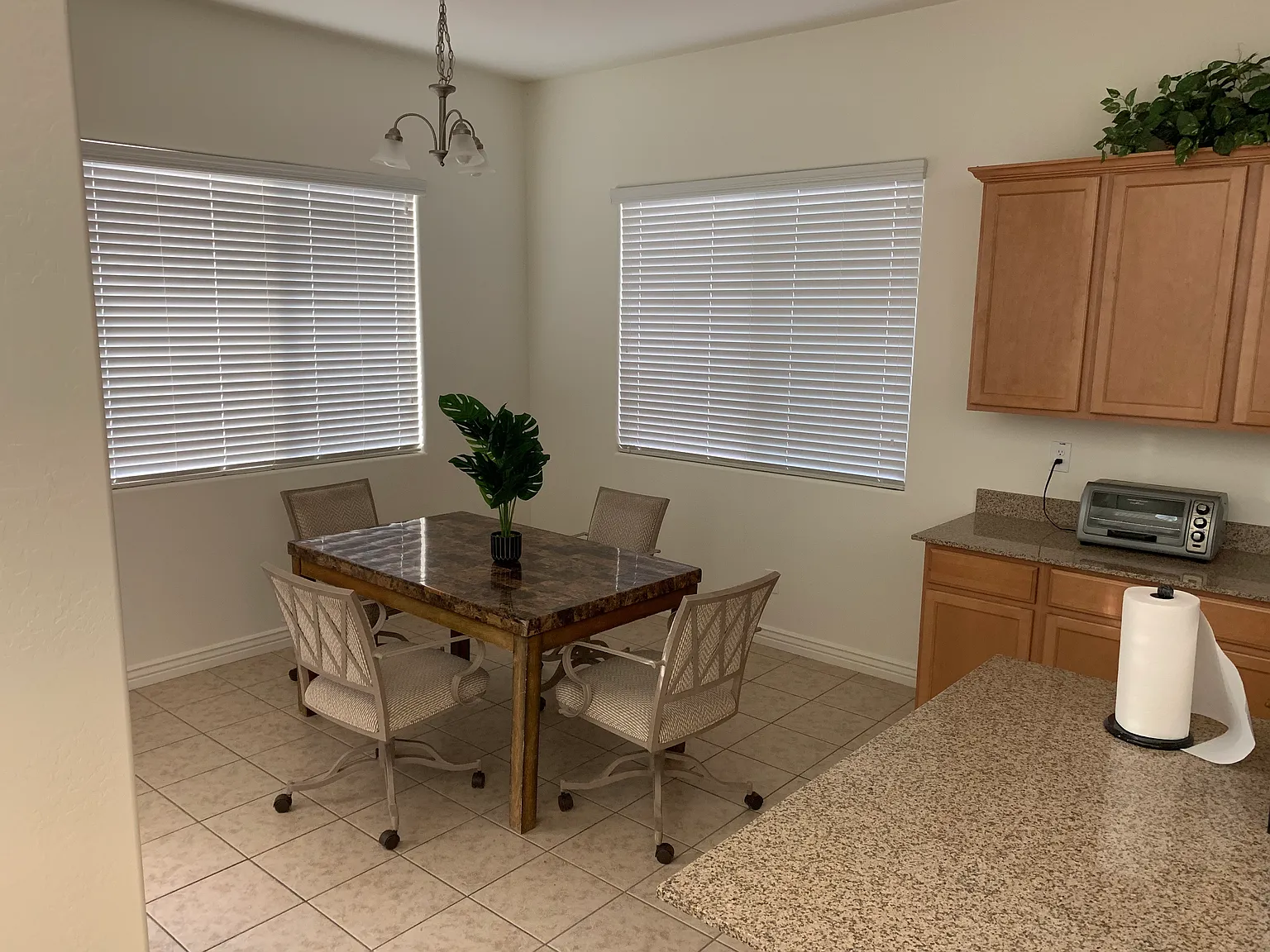 6 bed, 3600 sqft, $950 — Photo 3