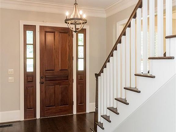 4th image of 582 Founders Park Dr W