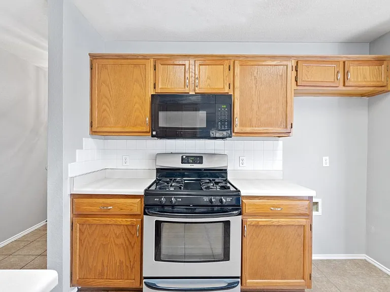 1514 Royce Ln — Photo 8