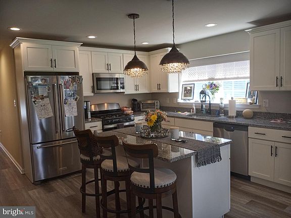 5th image of 508 Arbutus Ave Unit 3