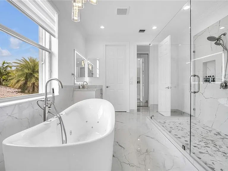 4707 SW 195th Ter — Photo 59