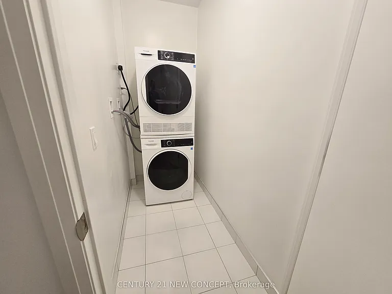 400 King St W #712 — Photo 10