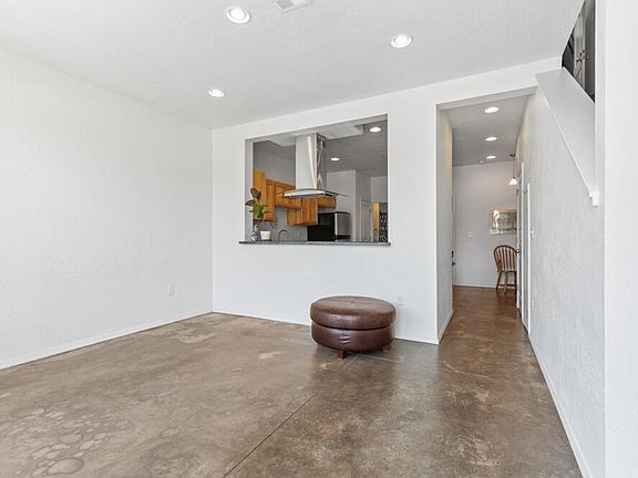 5th image of 886 Perozzi St