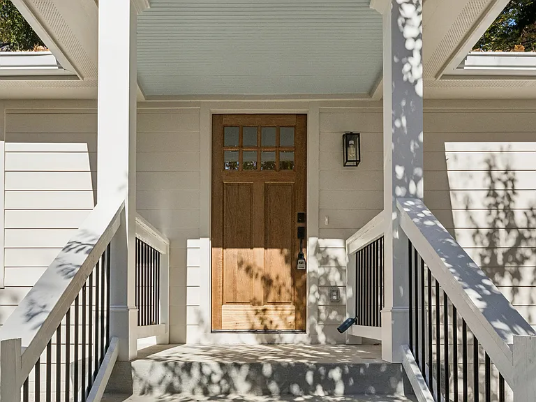 1917 Thompson Ave — Photo 2