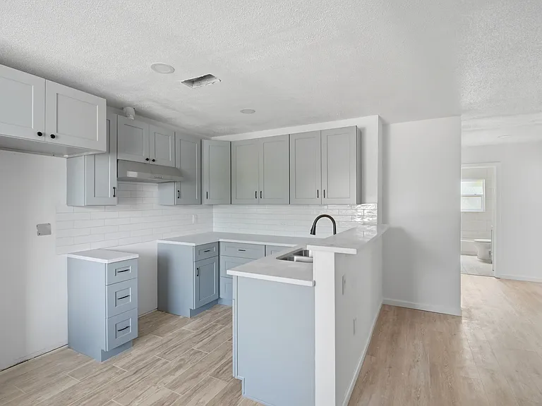 115 N San Remo Ave #7 — Photo 2