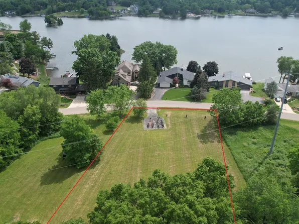 7447 Driftwood Dr S, Fenton, MI 48430