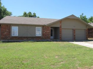 932 Cooper Ln, Yukon, OK 73099