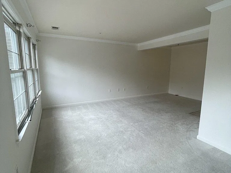 1323 Lindsay Ln — Photo 11