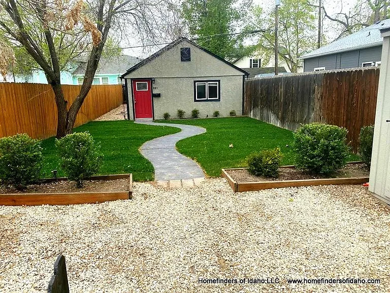 881 N 28th St — Photo 2