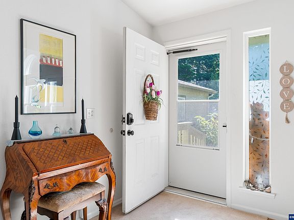 2nd image of 607 Glenbrook Cir