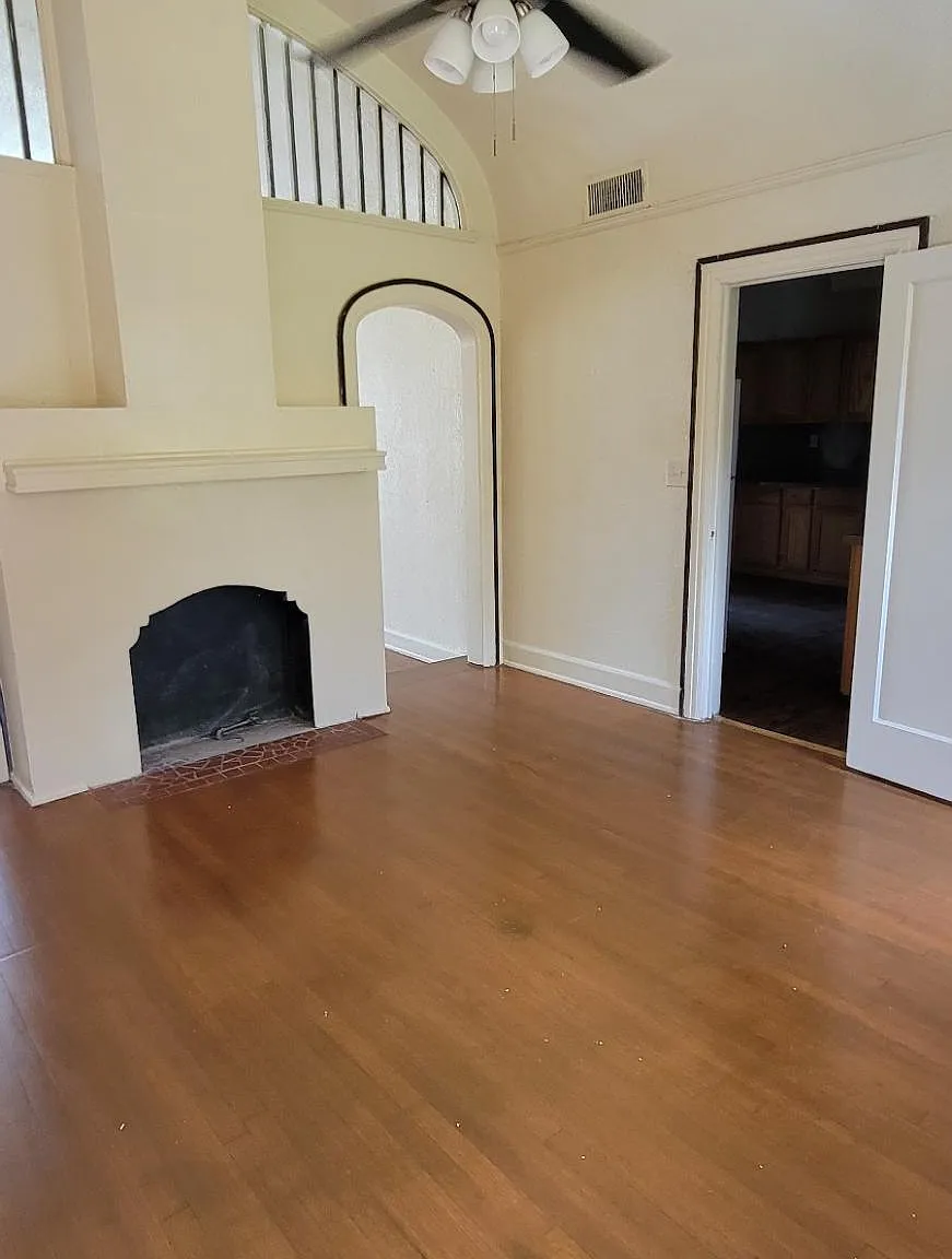 2440 Laurel St — Photo 3