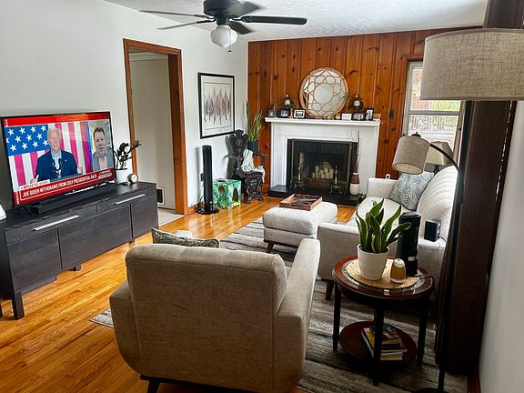 Living Room with fireplace