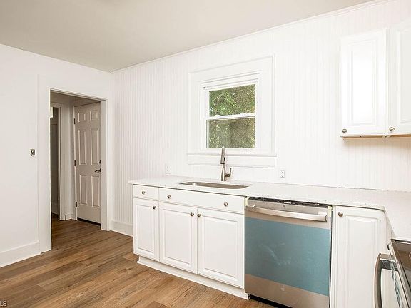 5th image of 208 Underhill St