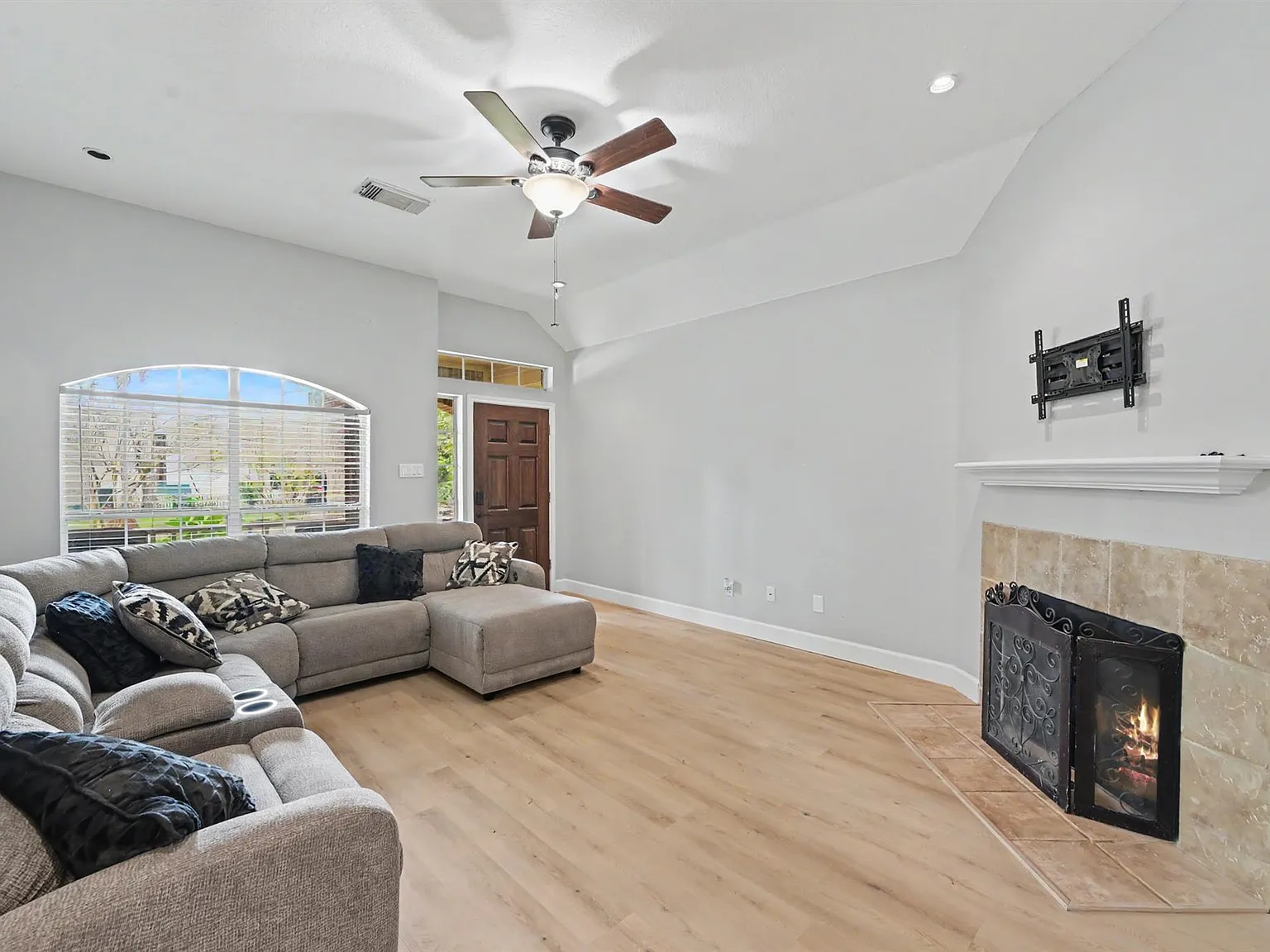 3 bed, 2.0 bath, 1427 sqft, $2,200 — Photo 4
