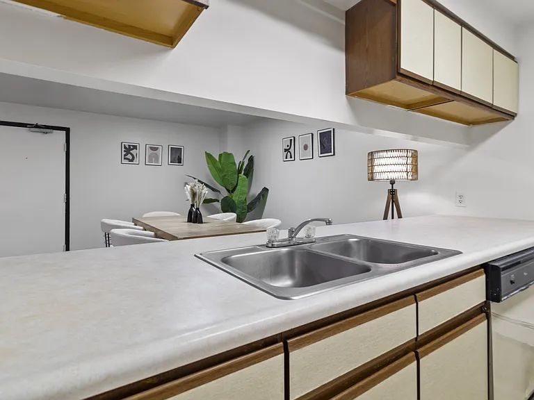 Wehnwood Court Apartments — Photo 13