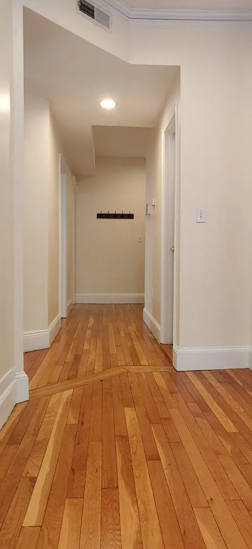 No Brokers Fee, Washington Sq. Area of Brookline. Steps from the T. Nice Finishes. Central AC, Pa... — Photo 3
