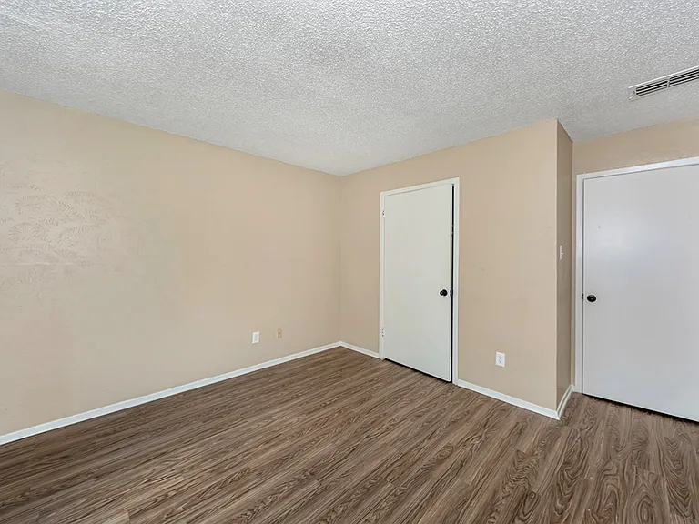 Oak Manor Apartments — Photo 17