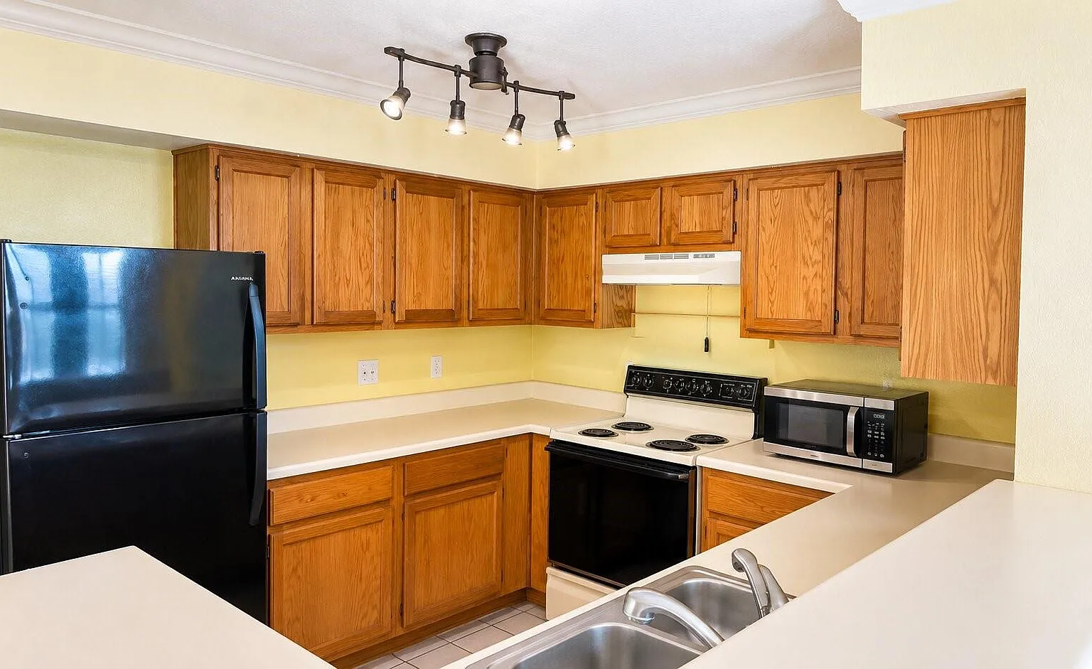 1 bed, 1.0 bath, 838 sqft, $1,390 — Photo 3