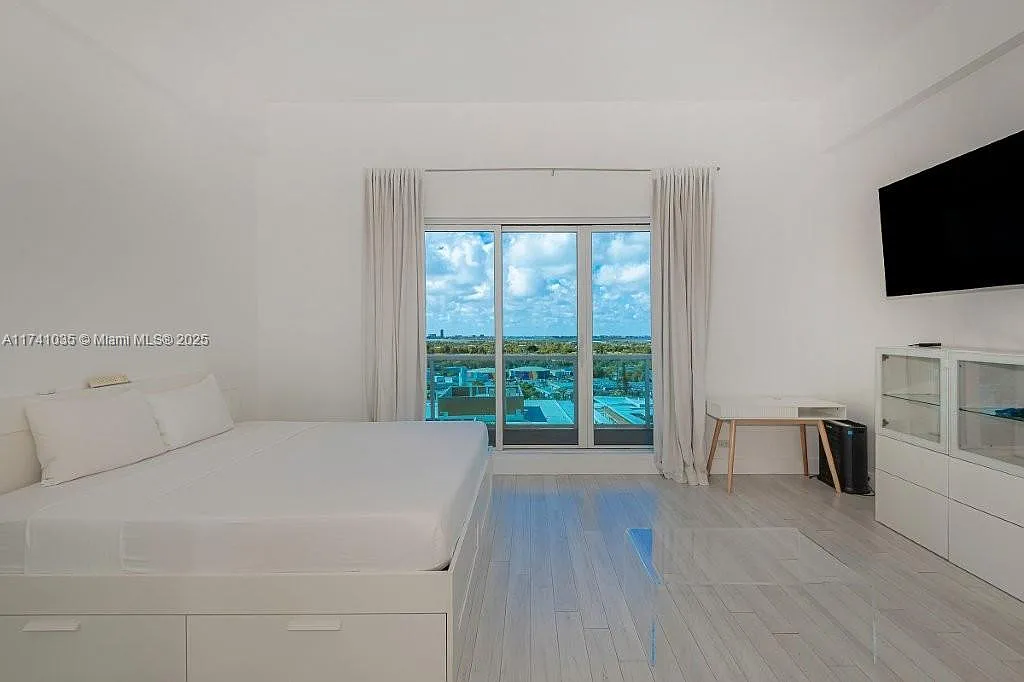 Roney Palace Condo — Photo 3