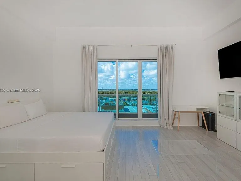 2301 Collins Ave #1629 — Photo 3