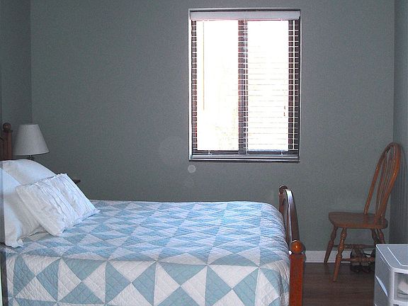 bedroom accomodates queen plus size bed 1 of 2
