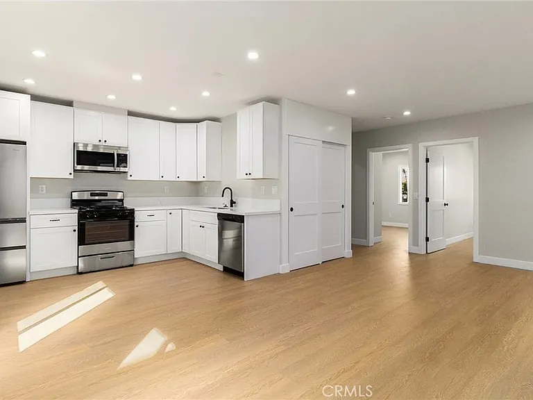 1827 E 4th St #18 — Photo 6
