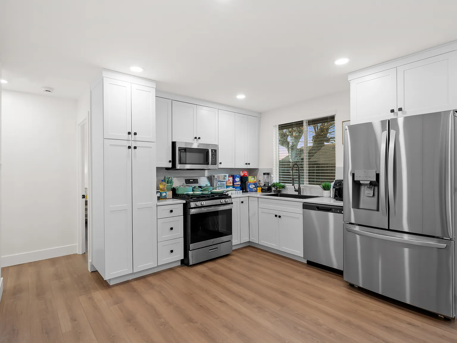 4 bed, 1232 sqft, $7,400 — Photo 2