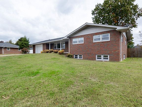 3rd image of 209 Bloomington Dr