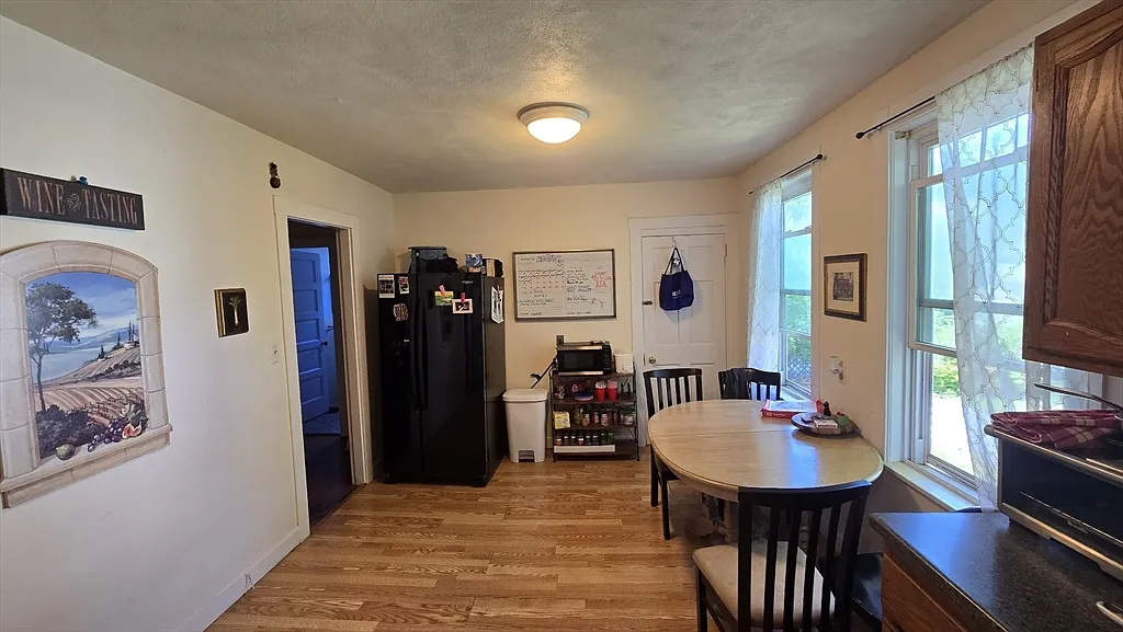4 bed, 2.0 bath, 1400 sqft, $3,000 — Photo 2