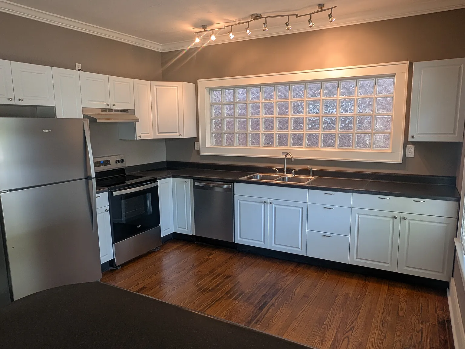 3 bed, 1574 sqft, $2,100 — Photo 3