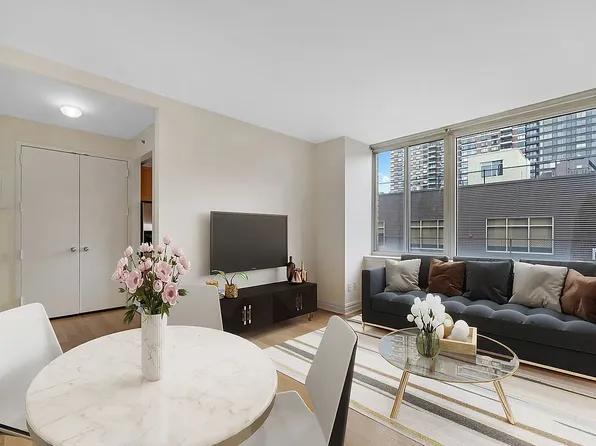 401 East 60th Street 7M image 2 of 15