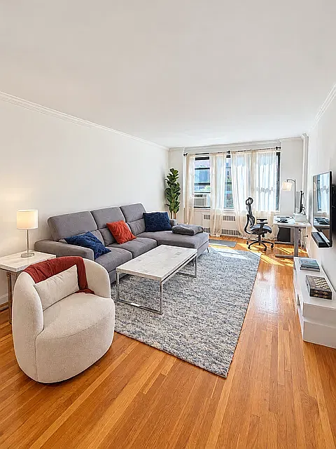 157 East 18th Street — Photo 2
