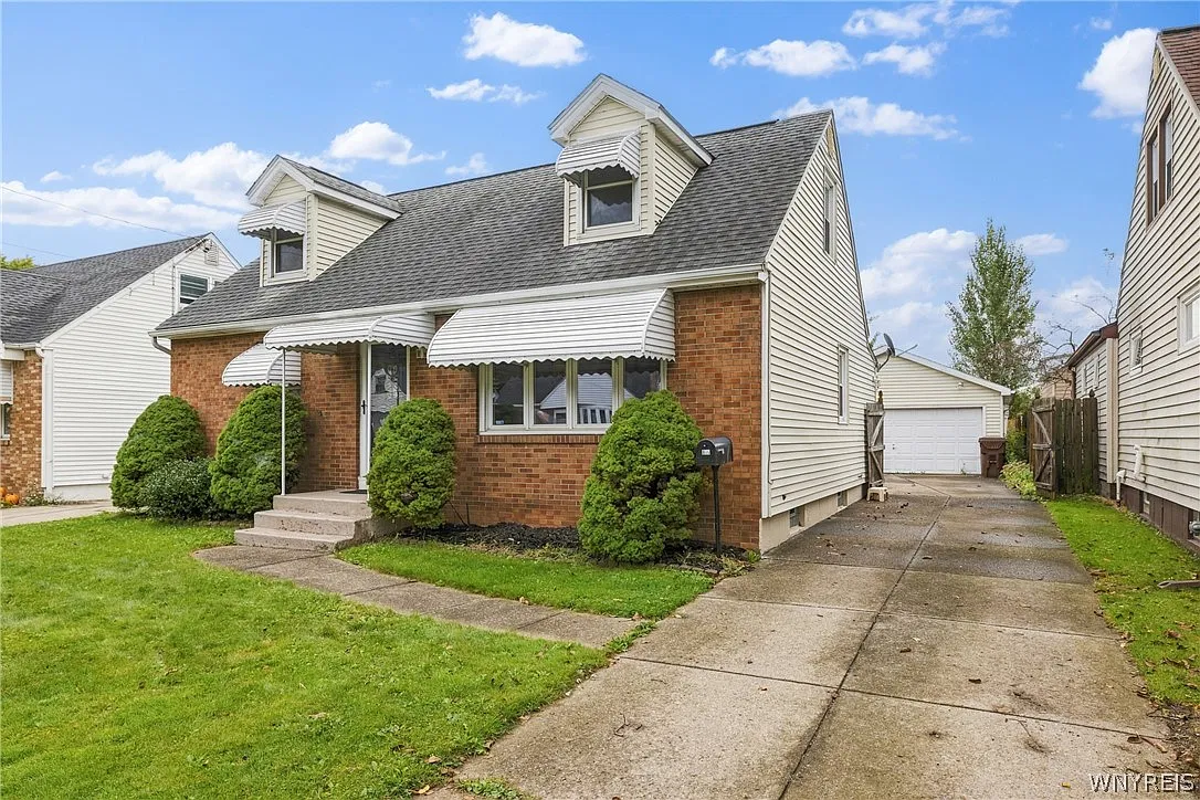 4 bed, 1.0 bath, 1320 sqft, $2,100 — Photo 2